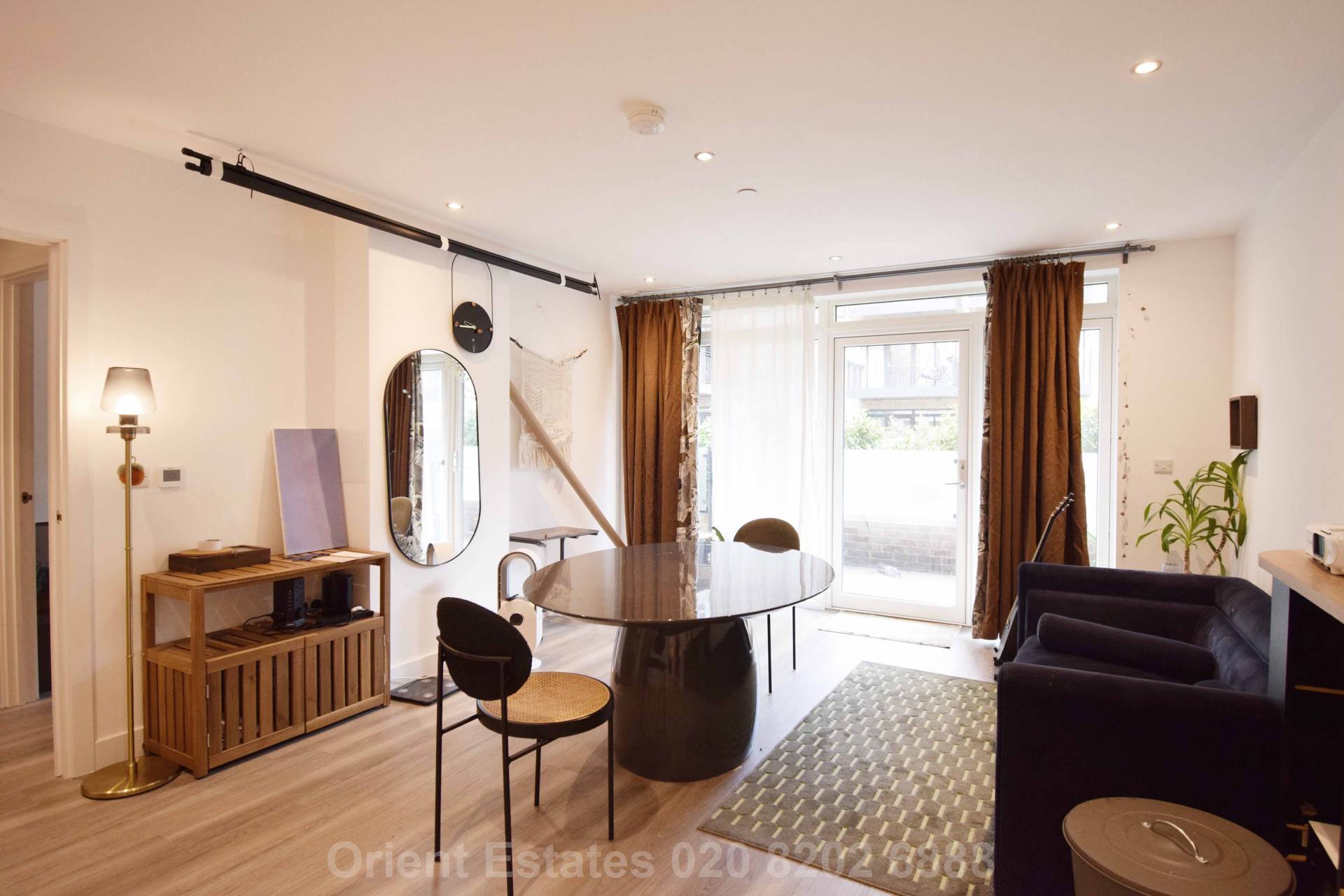 Flat Lismore Boulevard in Greater London