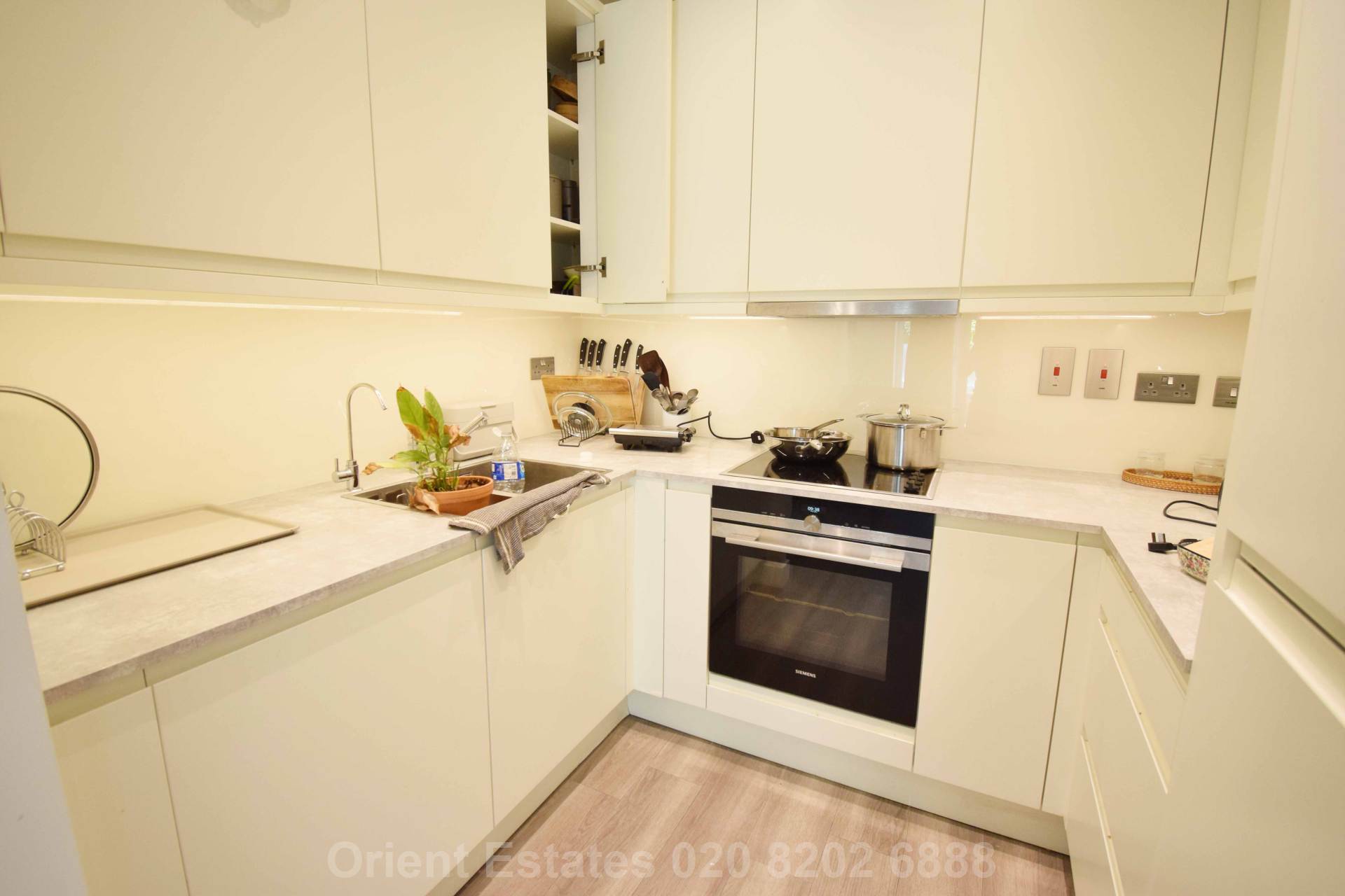 Flat Lismore Boulevard in Greater London