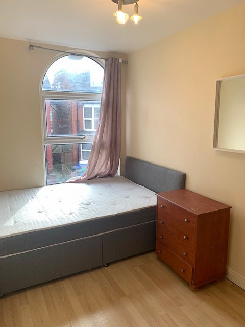 Flat Curzon Avenue in Manchester