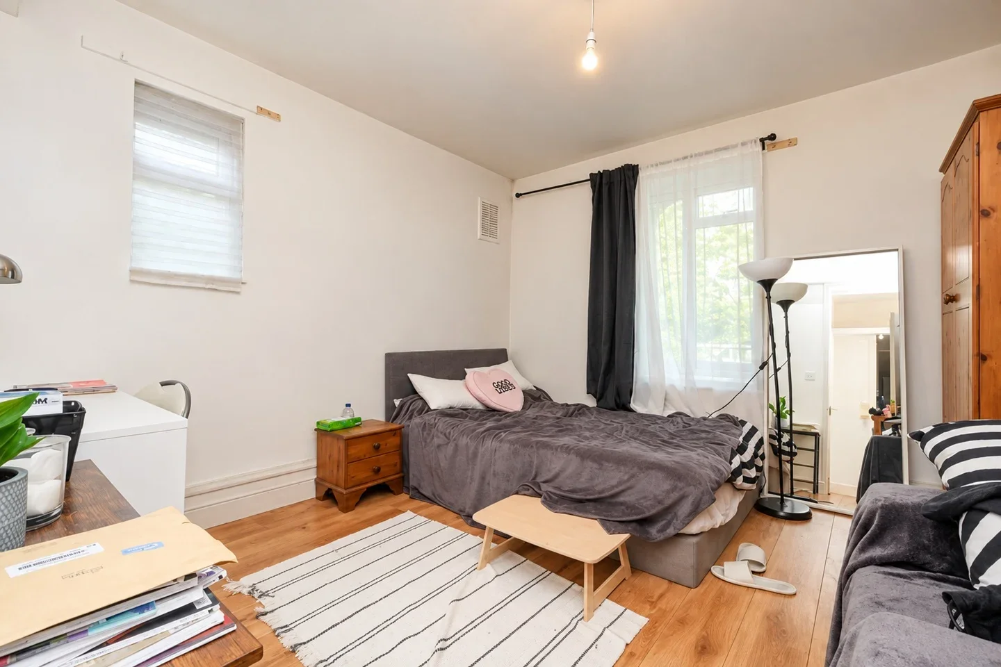 Flat Canonbury Crescent in Greater London