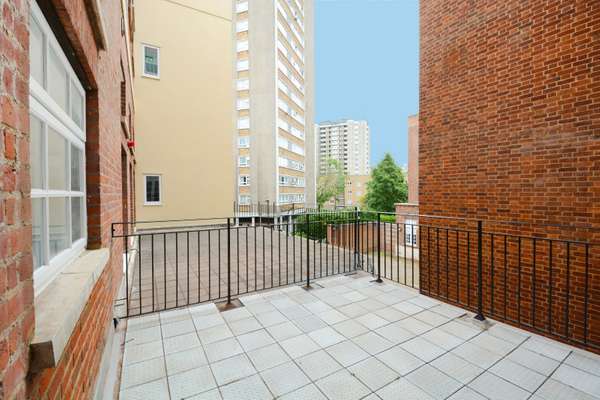 Flat Pickard Street in Greater London