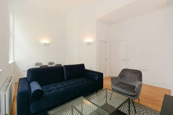 Flat Pickard Street in Greater London