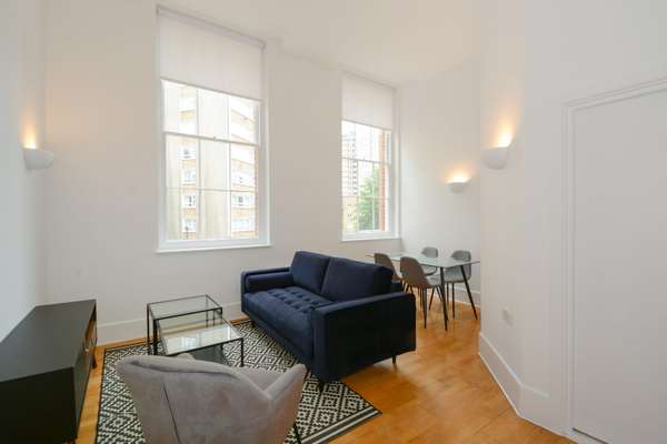 Flat Pickard Street in Greater London