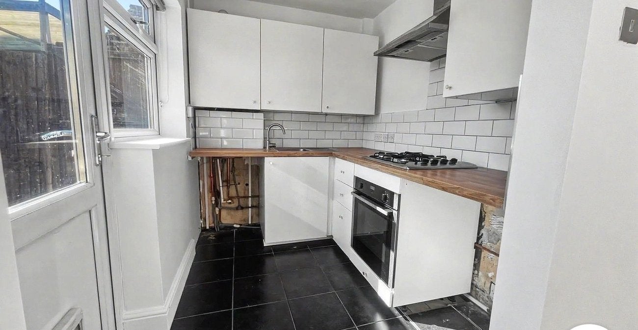 Flat Stanham Road in Dartford