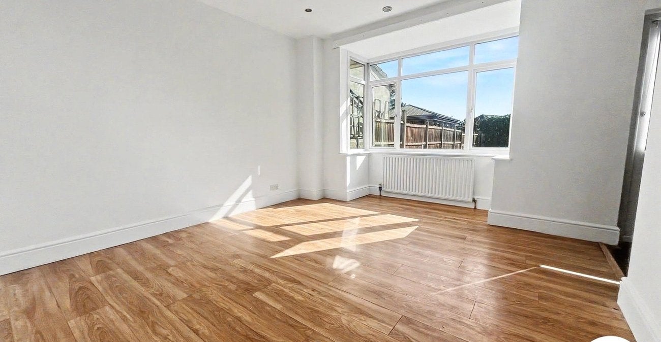 Flat Stanham Road in Dartford