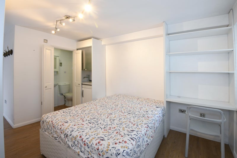 Flat Alwyne Square in Greater London