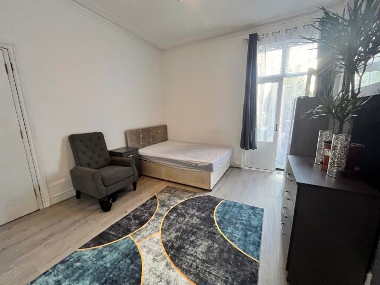 Room Hainthorpe Road in Greater London