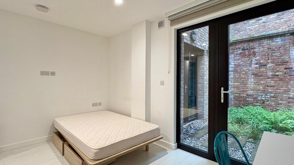 Room Commercial Road in Greater London