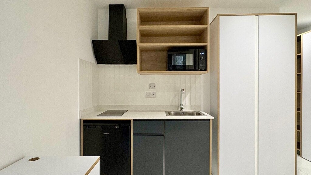 Room Commercial Road in Greater London