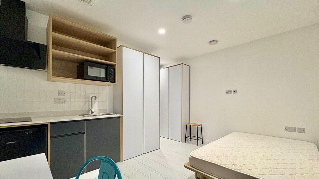 Room Commercial Road in Greater London