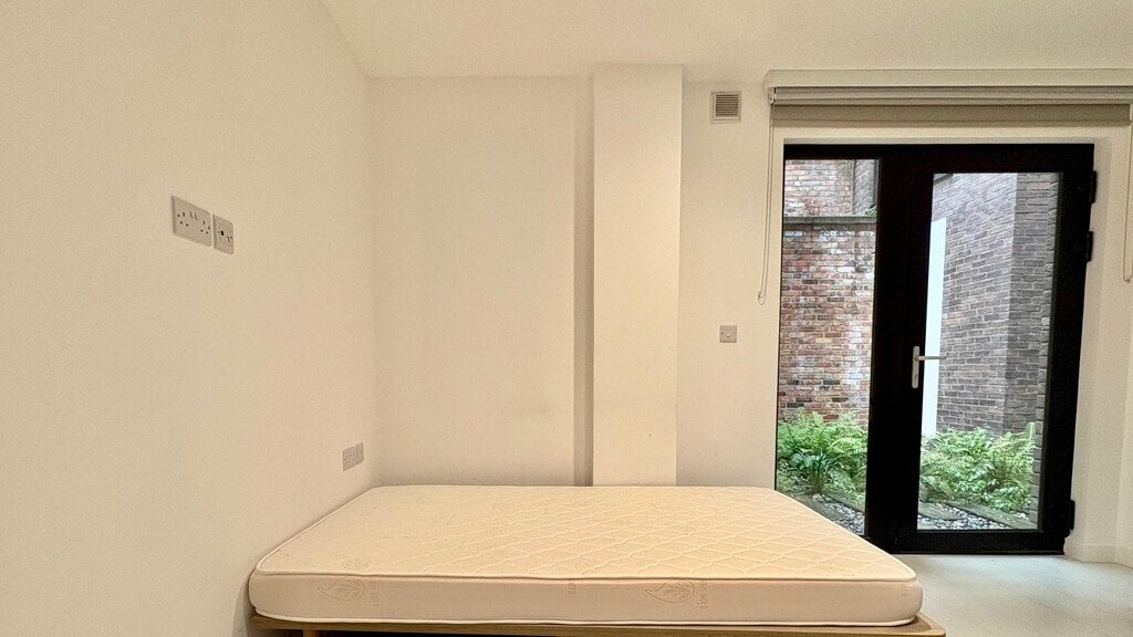 Room Commercial Road in Greater London