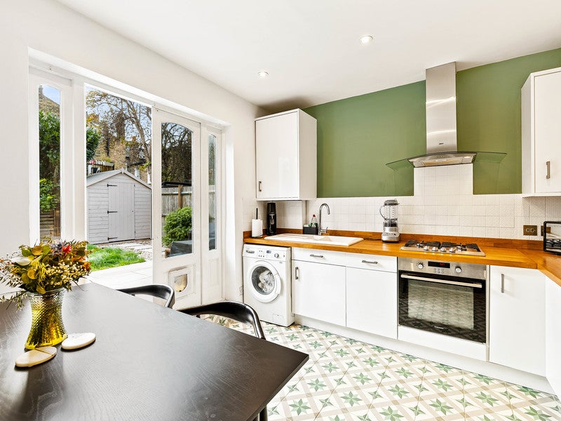 Flat Mitcham Road in Greater London