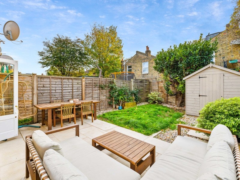 Flat Mitcham Road in Greater London