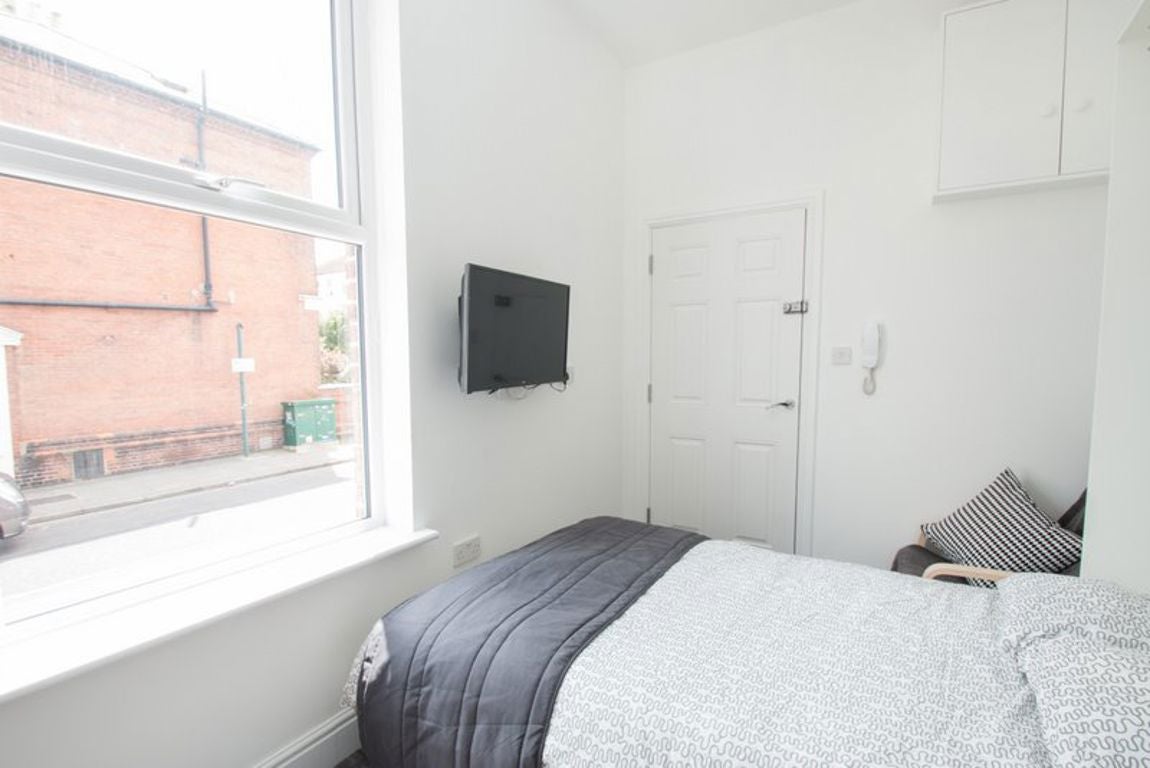 Room Salterns Way in Chichester