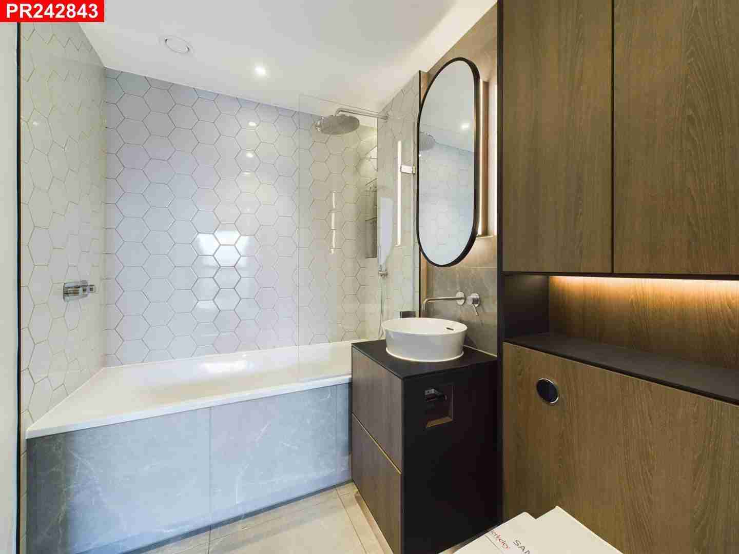 Flat Fairfield Avenue in Staines-upon-Thames