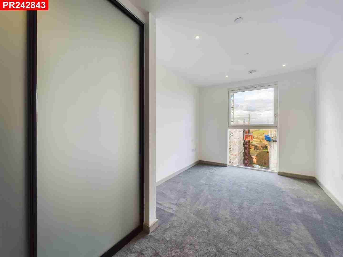 Flat Fairfield Avenue in Staines-upon-Thames