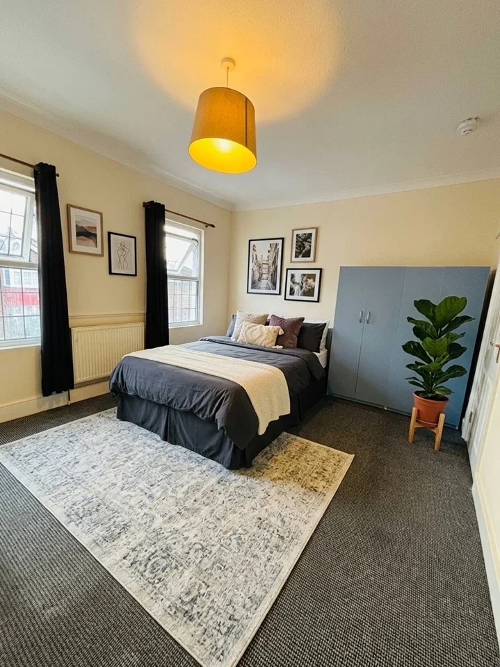 Room Natal Road in Greater London