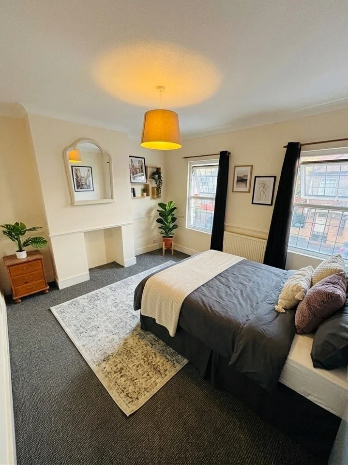 Room Natal Road in Greater London
