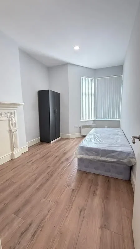 Flat Woodcote Road in Greater London