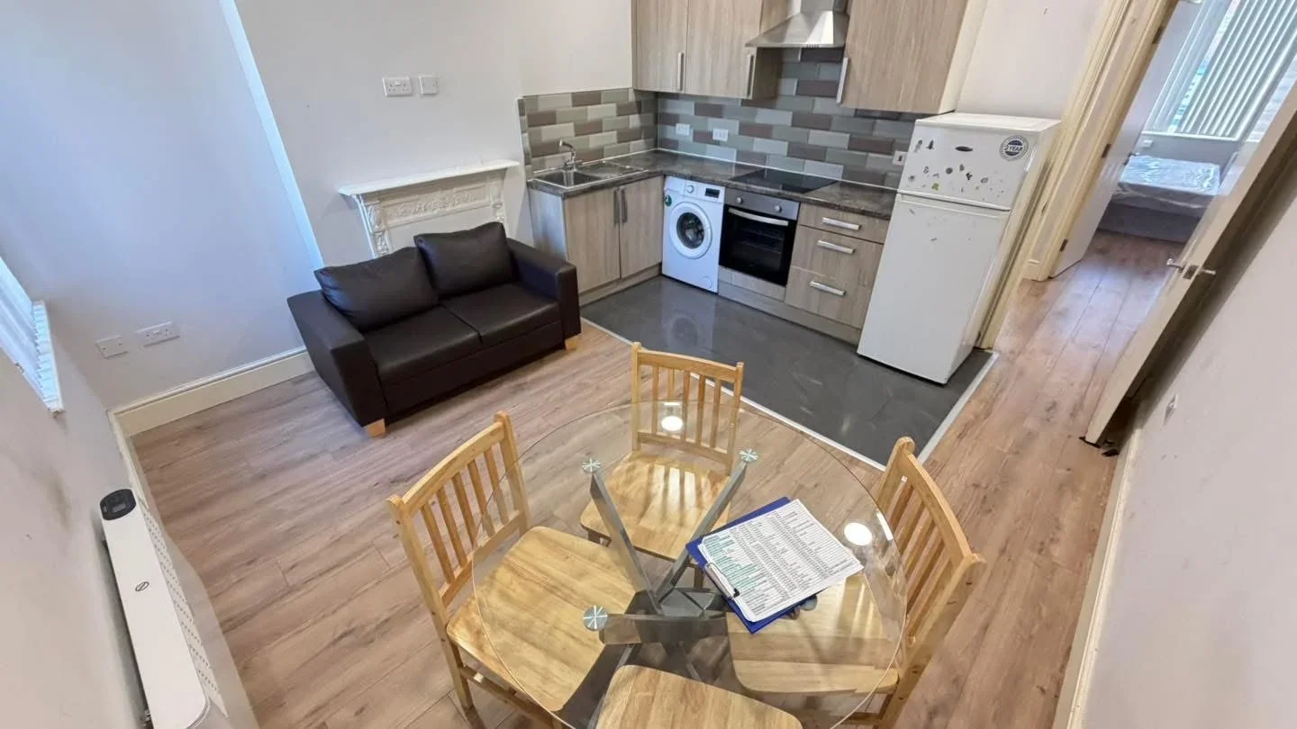 Flat Woodcote Road in Greater London