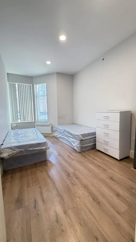 Flat Woodcote Road in Greater London