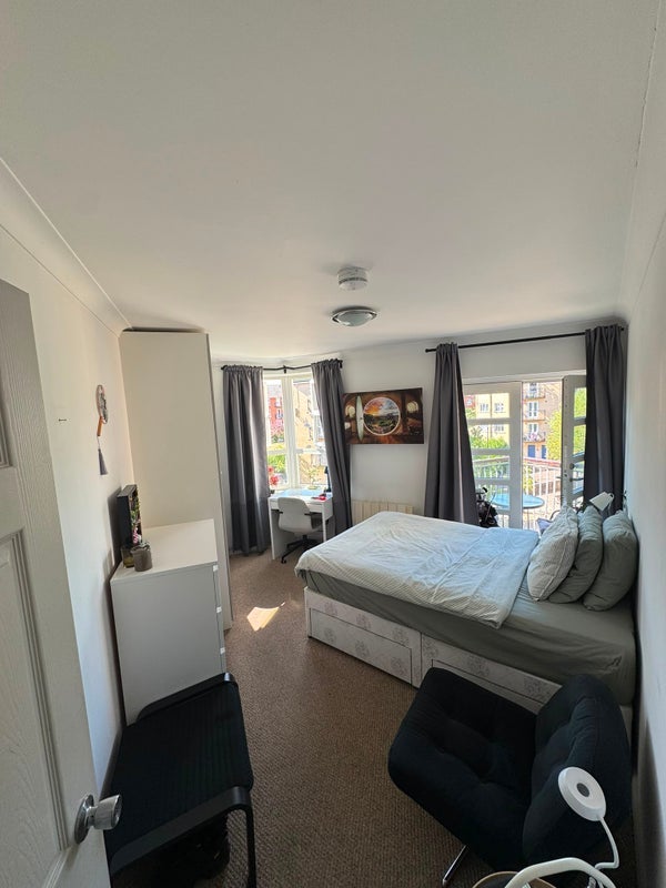 Room Wolfe Crescent in Greater London