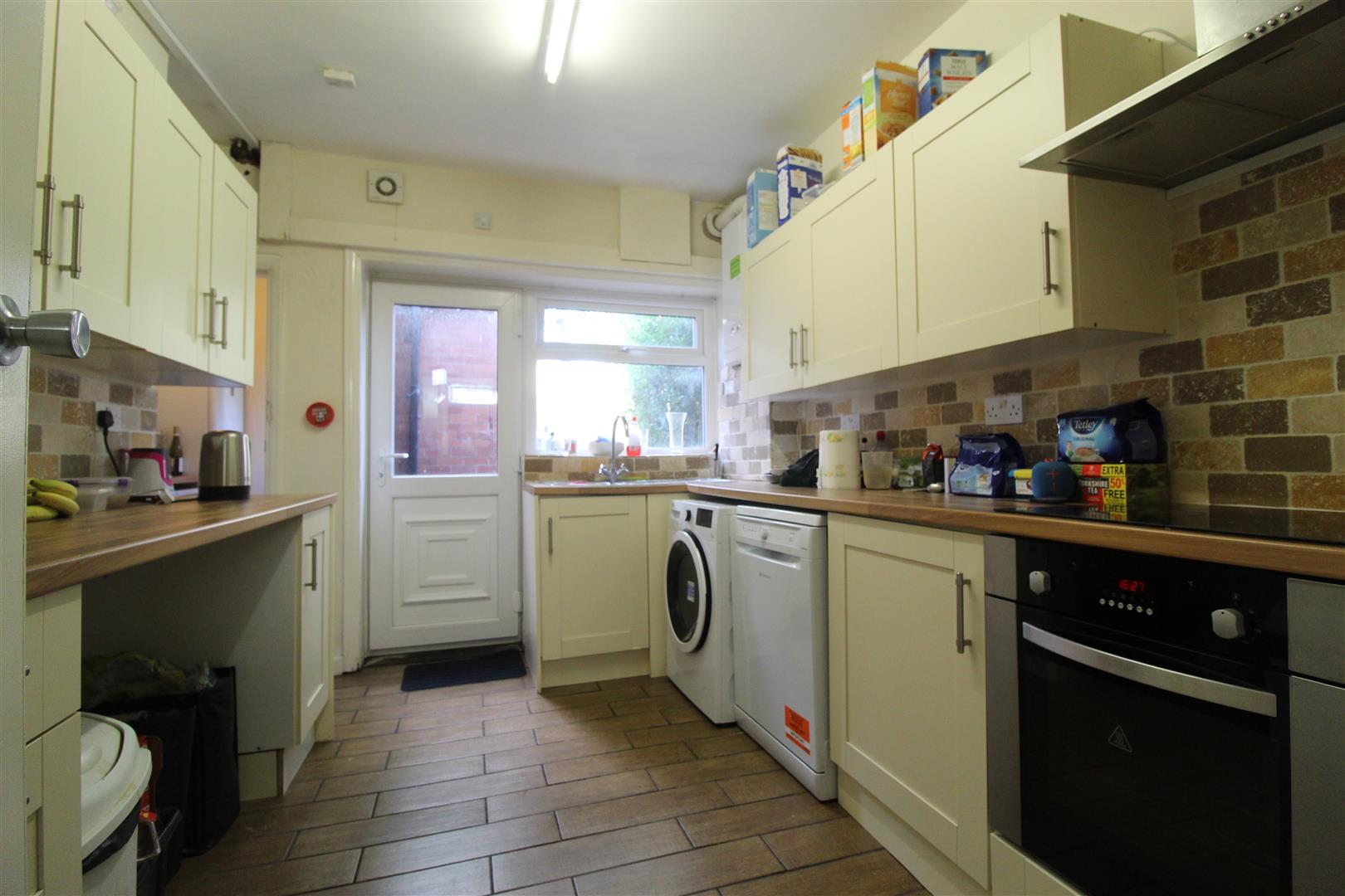 Room Harrogate Road in Leeds