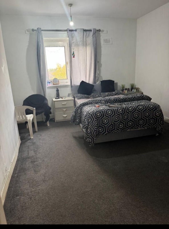 Room Barrmill Road in Glasgow