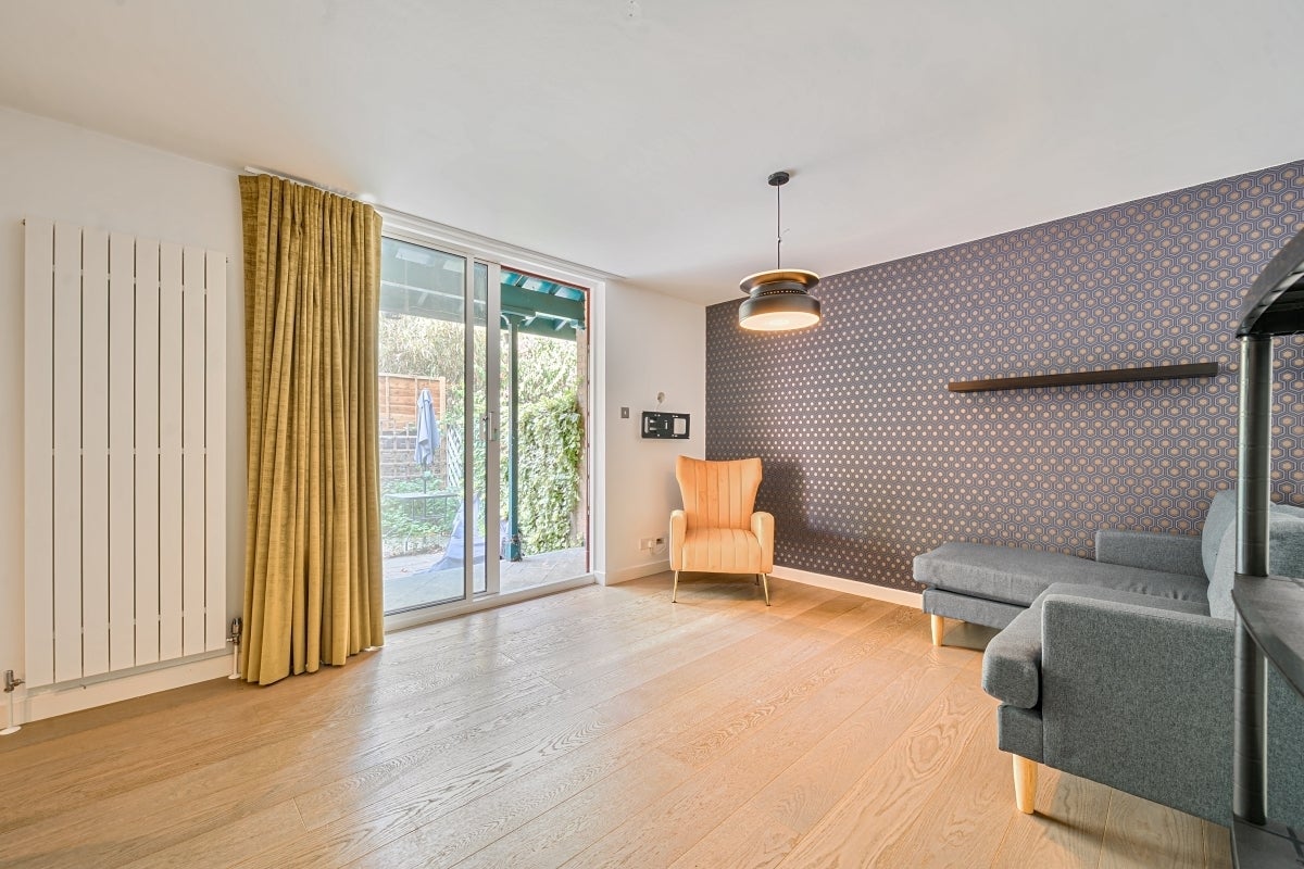 Flat Bridgeport Place in Greater London