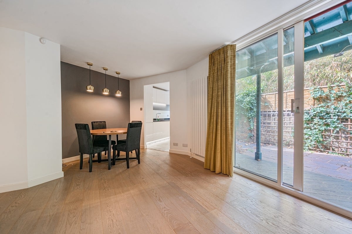 Flat Bridgeport Place in Greater London