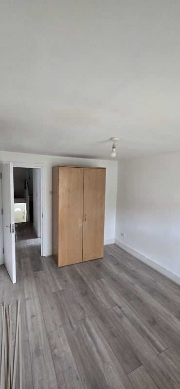 Room Warwick Road in Greater London