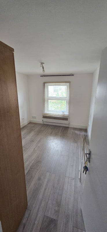 Room Warwick Road in Greater London