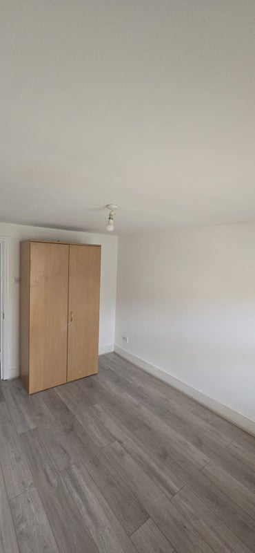 Room Warwick Road in Greater London