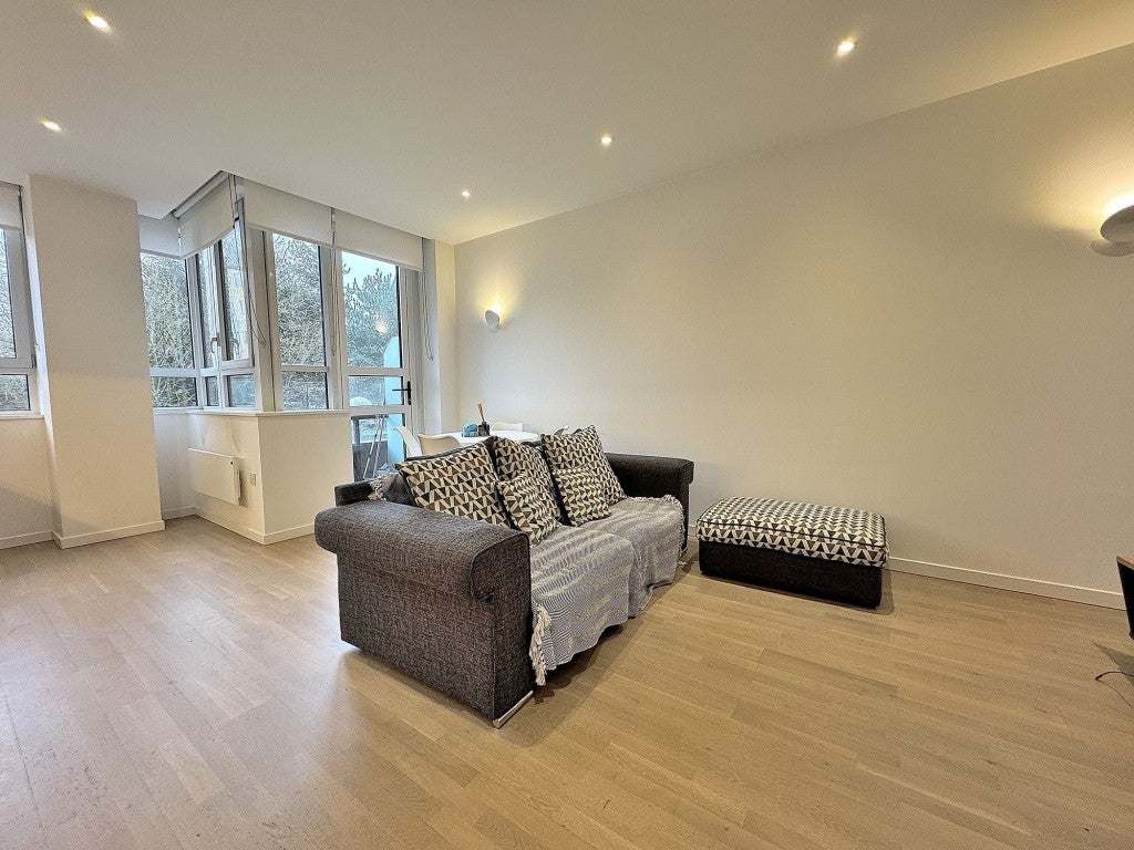 Flat Silbury Boulevard in Milton Keynes