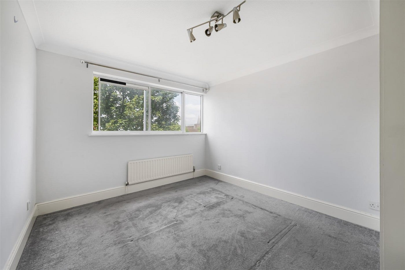 Flat Cheam Road in Greater London