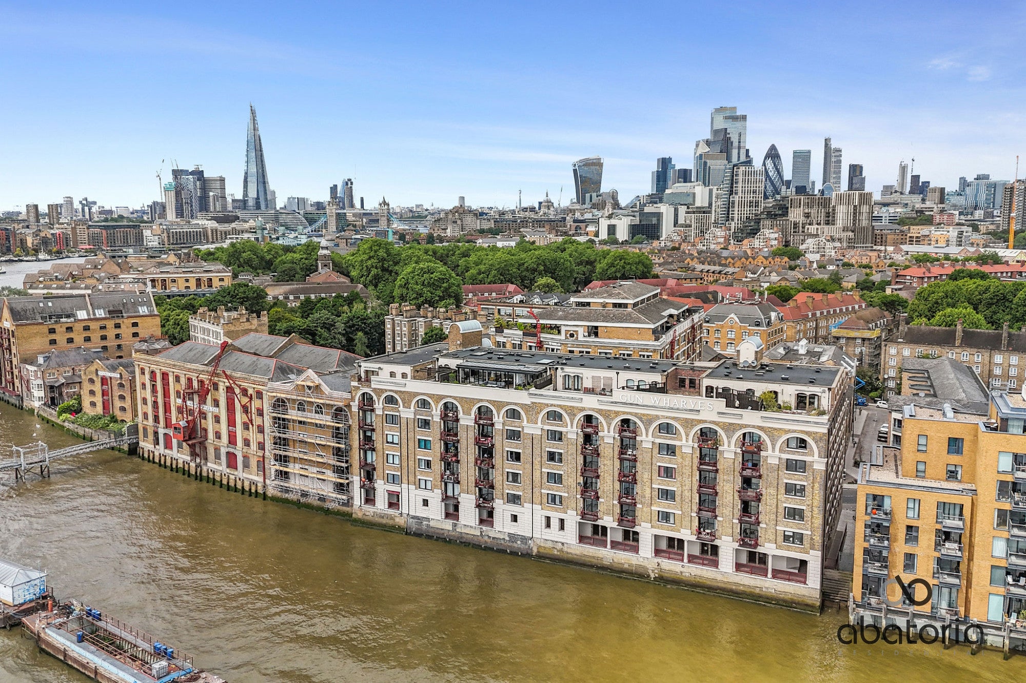 Flat Wapping High Street in Greater London