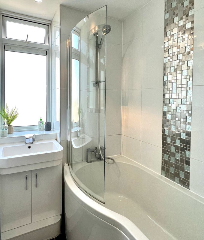 Room Hilgrove Road in Greater London