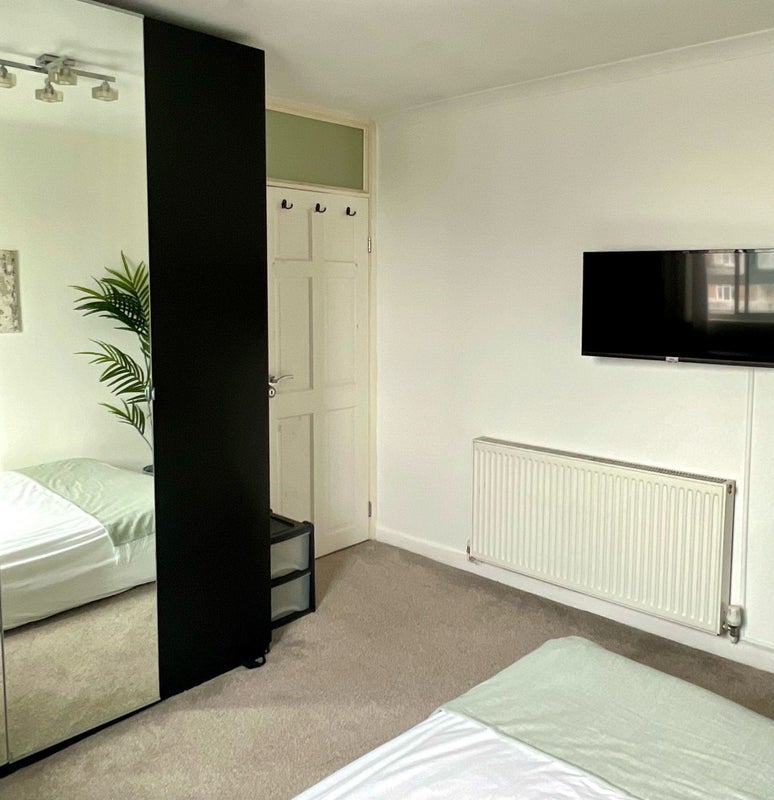 Room Hilgrove Road in Greater London