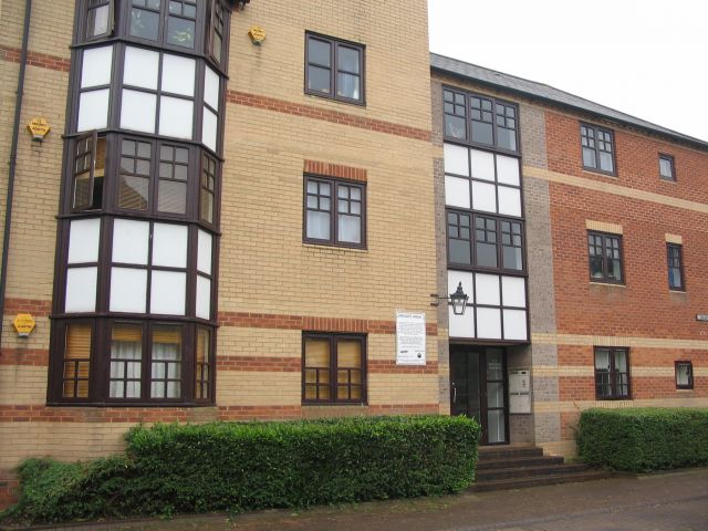 Flat Waterside Gardens in Reading