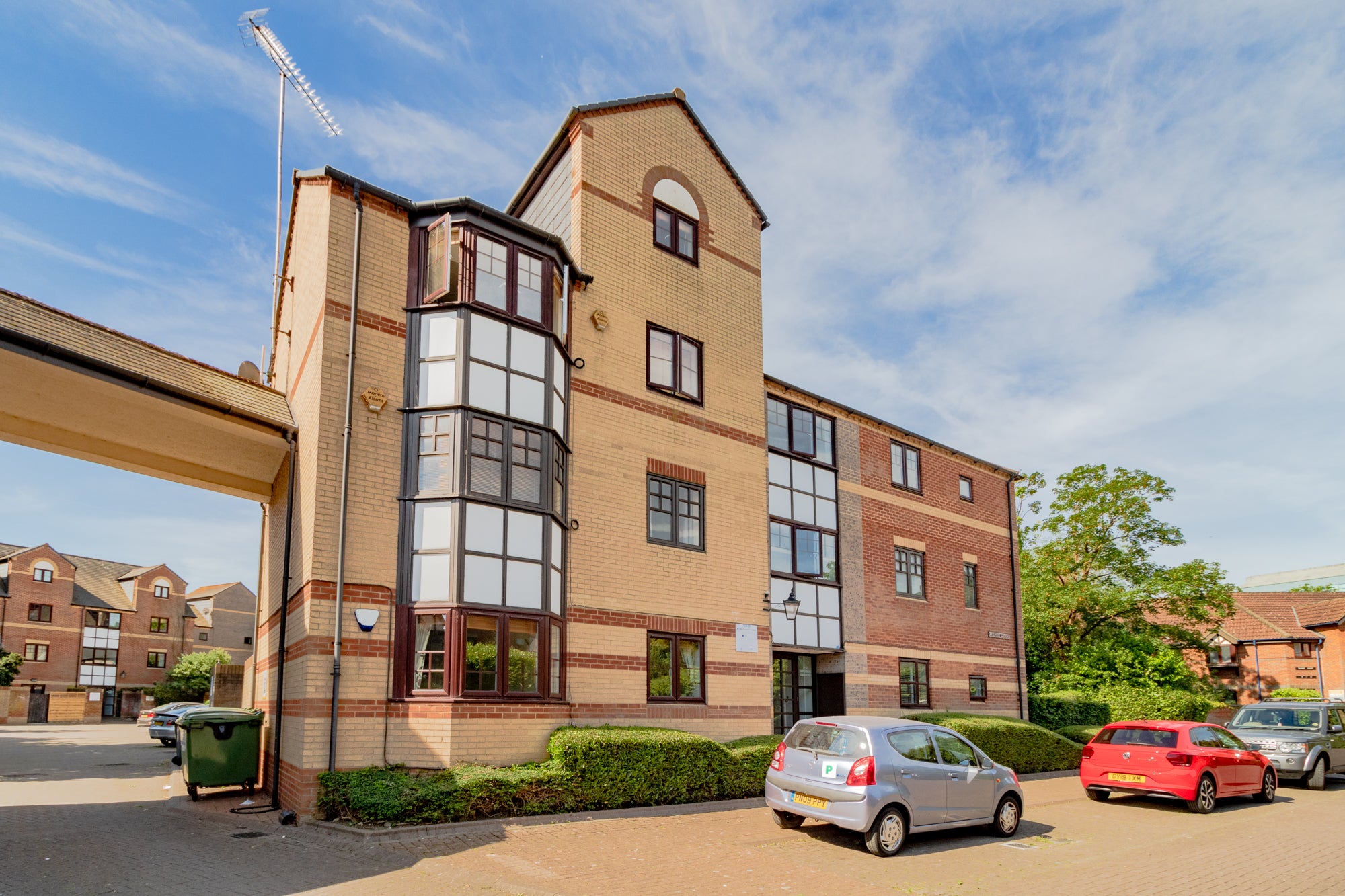 Flat Waterside Gardens in Reading