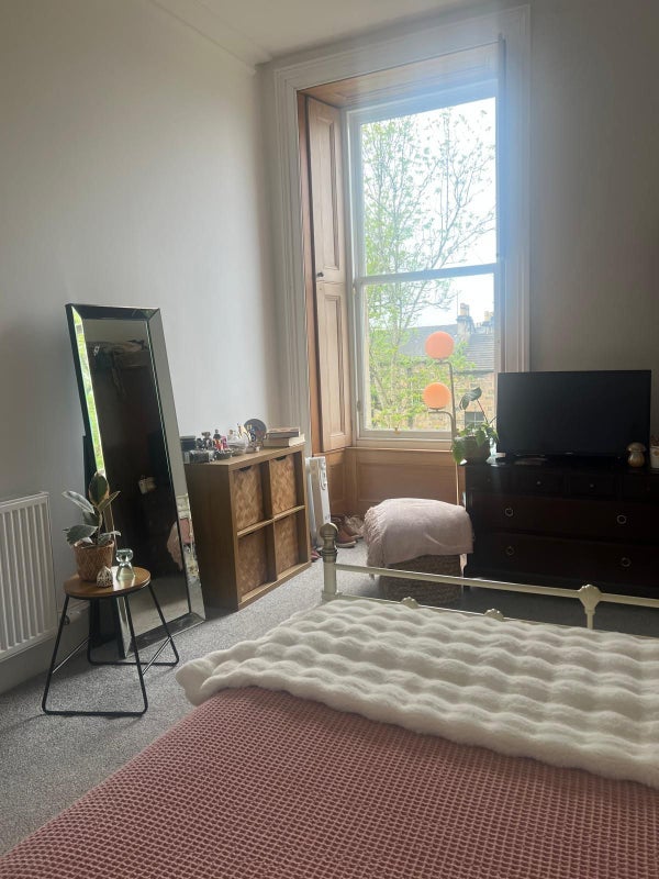 Room Cecil Street in Glasgow