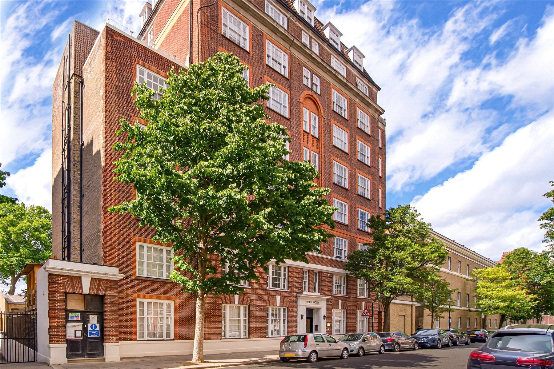 Flat Sloane Court West in Greater London