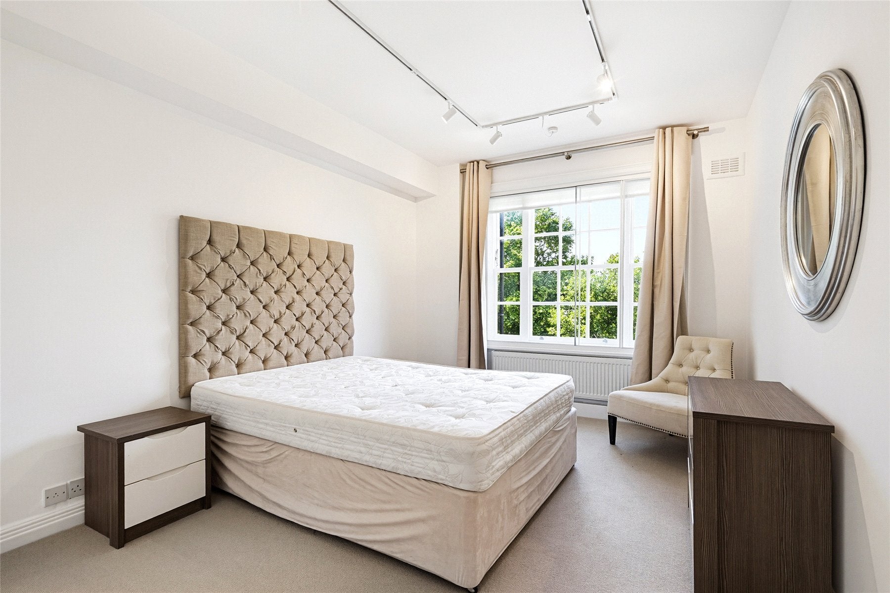 Flat Sloane Court West in Greater London