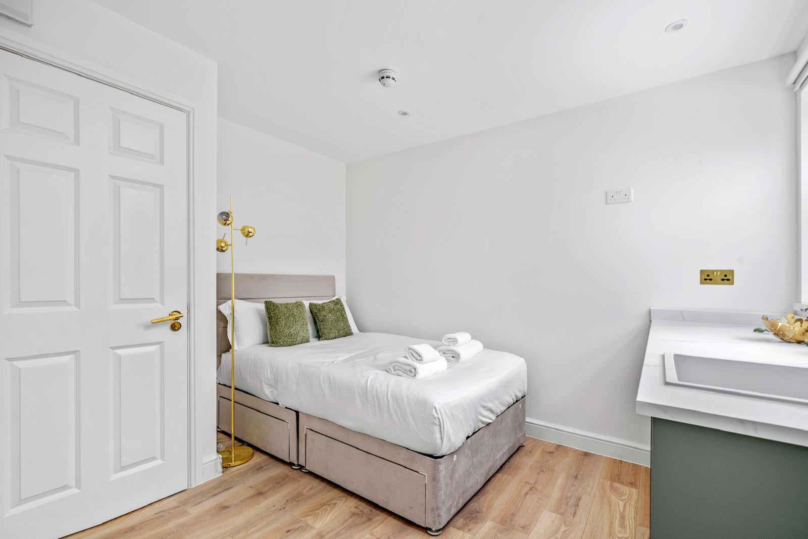 Flat Tolcarne Drive in Greater London