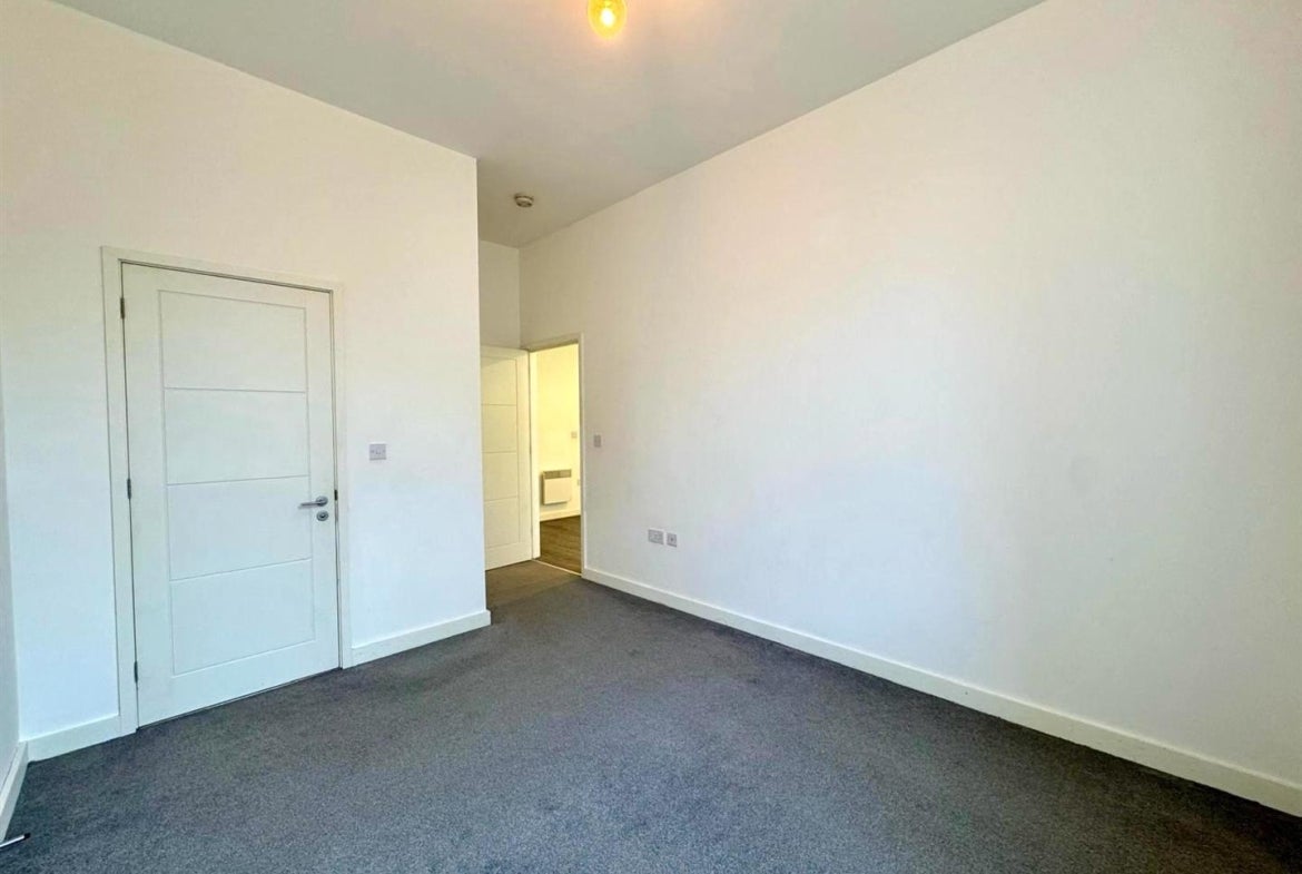 Flat Vicarage Farm Road in Peterborough