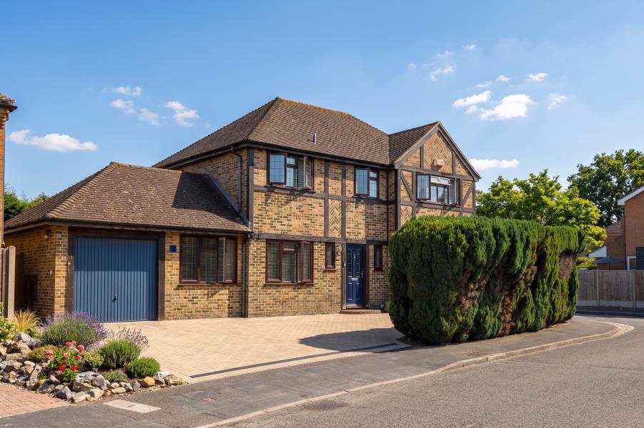 House Iris Road in Surrey Heath