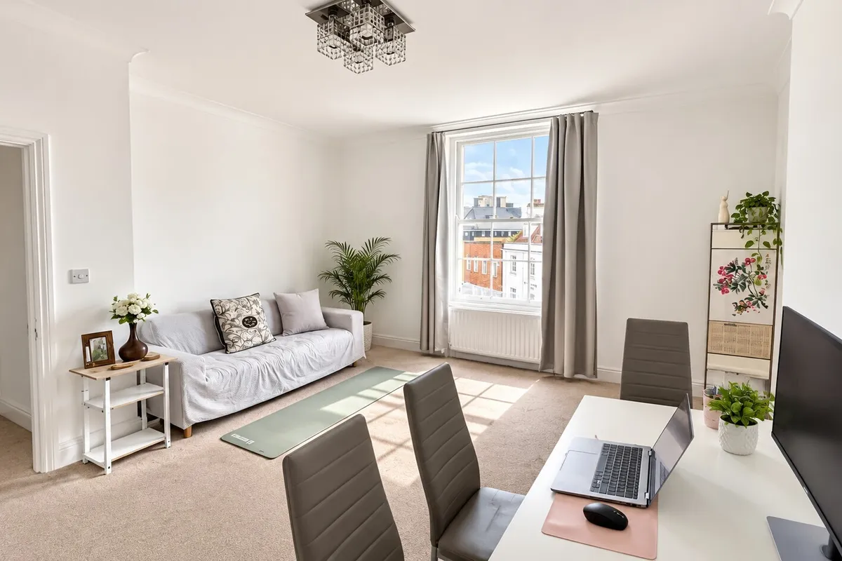 Flat Carlton Crescent in Southampton