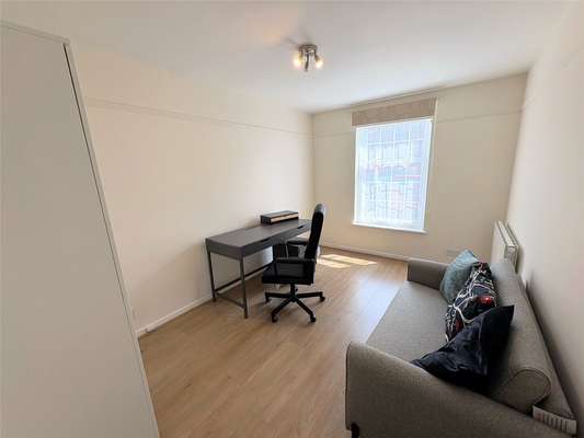 Flat Rowland Place in Greater London