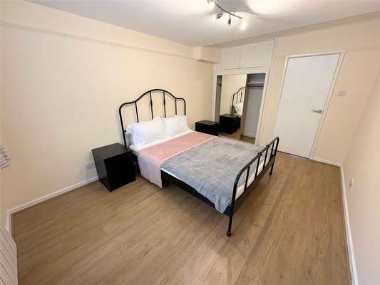 Flat Rowland Place in Greater London