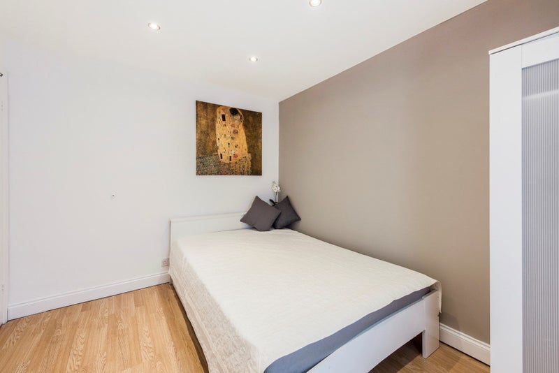 Room Willesden Lane in Greater London
